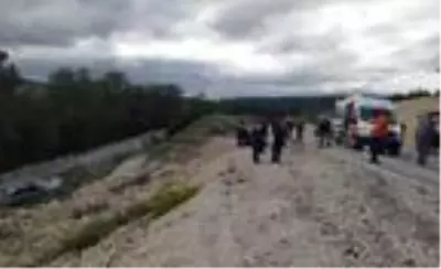Uçuruma yuvarlanan otomobilin sürücüsü yaralandı Uçuruma yuvarlanan otomobilin sürücüsü yaralandı