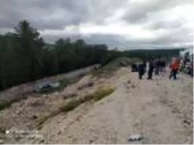 Uçuruma yuvarlanan otomobilin sürücüsü yaralandı Uçuruma yuvarlanan otomobilin sürücüsü yaralandı