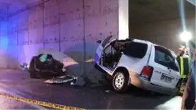 Üst geçidin duvarına çarpan cip ikiye bölündü: 2 ölü, 1 yaralı