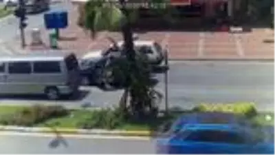 Vatandaşlar hararet yapan otomobile 5 yangın tüpü boşalttı...O anlar kameraya yansıdı Vatandaşlar hararet yapan otomobile 5 yangın tüpü boşalttı...O anlar kameraya yansıdı