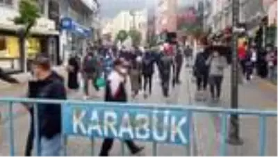 Vatandaşlar soğuk havaya rağmen çarşı ve pazara akın etti