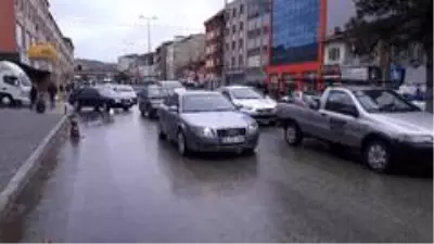 Vatandaşlar soğuk havaya rağmen çarşı ve pazara akın etti Vatandaşlar soğuk havaya rağmen çarşı ve pazara akın etti