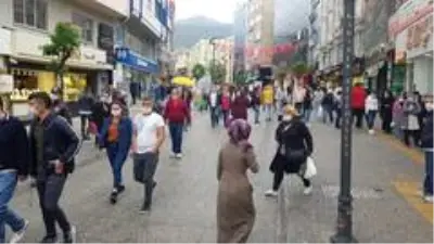 Vatandaşlar soğuk havaya rağmen çarşı ve pazara akın etti Vatandaşlar soğuk havaya rağmen çarşı ve pazara akın etti