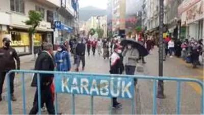 Vatandaşlar soğuk havaya rağmen çarşı ve pazara akın etti Vatandaşlar soğuk havaya rağmen çarşı ve pazara akın etti