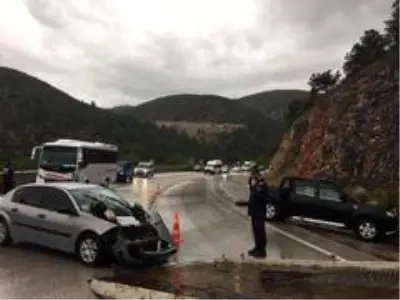 Zincirleme trafik kazasında 5 kişi yaralandı Zincirleme trafik kazasında 5 kişi yaralandı