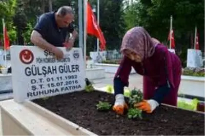 15 Temmuz şehidi Gülşah Güler'in annesi, kızının mezarını çiçeklerle donattı 15 Temmuz şehidi Gülşah Güler'in annesi, kızının mezarını çiçeklerle donattı