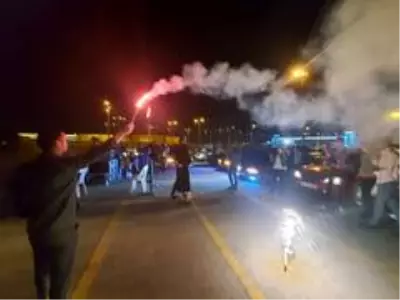 Açık hava sinemasında kornalar eşliğinde evlilik teklifi yaptı