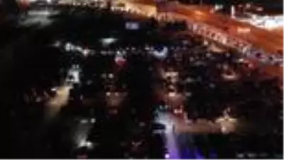Açık hava sinemasında kornalar eşliğinde evlilik teklifi yaptı Açık hava sinemasında kornalar eşliğinde evlilik teklifi yaptı