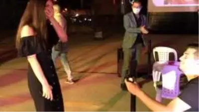 Açık hava sinemasında kornalar eşliğinde evlilik teklifi yaptı Açık hava sinemasında kornalar eşliğinde evlilik teklifi yaptı