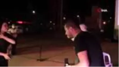 Açık hava sinemasında kornalar eşliğinde evlilik teklifi yaptı Açık hava sinemasında kornalar eşliğinde evlilik teklifi yaptı