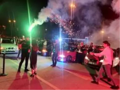 Açık hava sinemasında kornalar eşliğinde evlilik teklifi yaptı Açık hava sinemasında kornalar eşliğinde evlilik teklifi yaptı