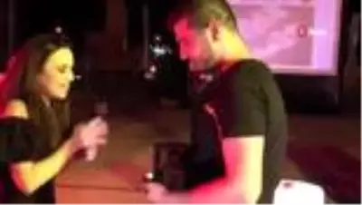 Açık hava sinemasında kornalar eşliğinde evlilik teklifi yaptı Açık hava sinemasında kornalar eşliğinde evlilik teklifi yaptı