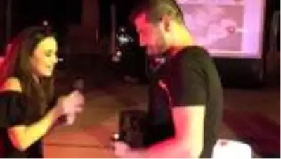 Açık hava sinemasında kornalar eşliğinde evlilik teklifi yaptı Açık hava sinemasında kornalar eşliğinde evlilik teklifi yaptı