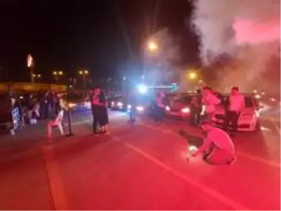 Açık hava sinemasında kornalar eşliğinde evlilik teklifi yaptı Açık hava sinemasında kornalar eşliğinde evlilik teklifi yaptı