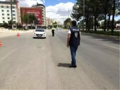 Adıyaman'da cadde ve sokaklar boş kaldı Adıyaman'da cadde ve sokaklar boş kaldı