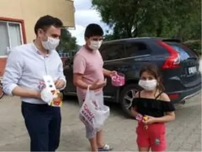 AK Parti ilçe Başkanı çocuklara bayram çikolatası dağıttı