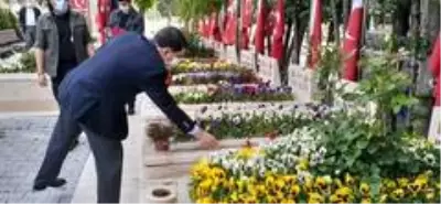 Ankara Valisi Şahin şehitlikleri ziyaret etti Ankara Valisi Şahin şehitlikleri ziyaret etti
