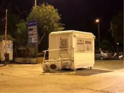 Antalya'da fırtına, güneş panellerini söktü, teknelerin halatlarını kopardı Antalya'da fırtına, güneş panellerini söktü, teknelerin halatlarını kopardı