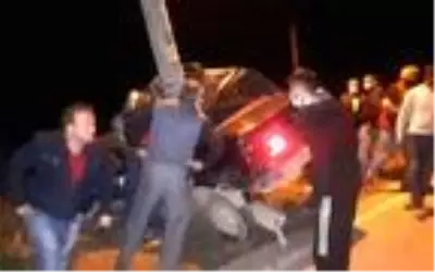 Aydınlatma direğine çarpan otomobilin sürücüsü öldü