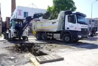 Ayvalık'ta yağmur suyu drenaj hatları yenileniyor Ayvalık'ta yağmur suyu drenaj hatları yenileniyor
