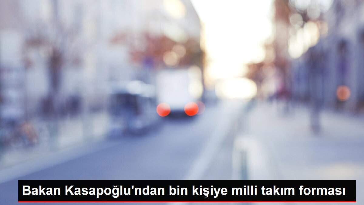 Bakan Kasapoğlu'ndan bin kişiye milli takım forması Bakan Kasapoğlu'ndan bin kişiye milli takım forması
