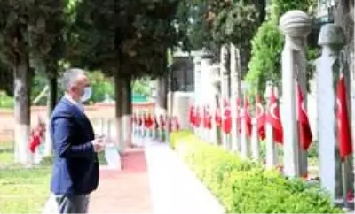 Başkan Büyükakın, şehitlerin kabirleri başında dua etti