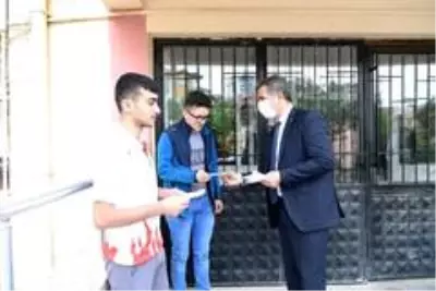 Başkan Köse'den sokağa çıkan gençlere maske Başkan Köse'den sokağa çıkan gençlere maske