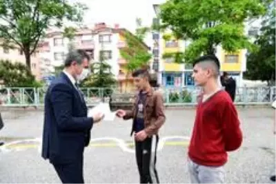 Başkan Köse'den sokağa çıkan gençlere maske Başkan Köse'den sokağa çıkan gençlere maske