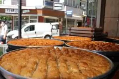 Bayram kısıtlamasına rağmen baklavaya yoğun ilgi Bayram kısıtlamasına rağmen baklavaya yoğun ilgi