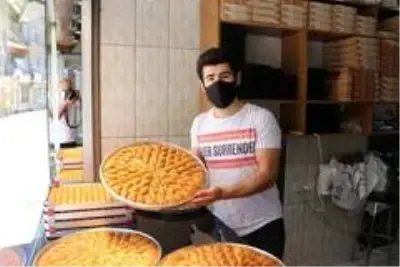 Bayram kısıtlamasına rağmen baklavaya yoğun ilgi Bayram kısıtlamasına rağmen baklavaya yoğun ilgi