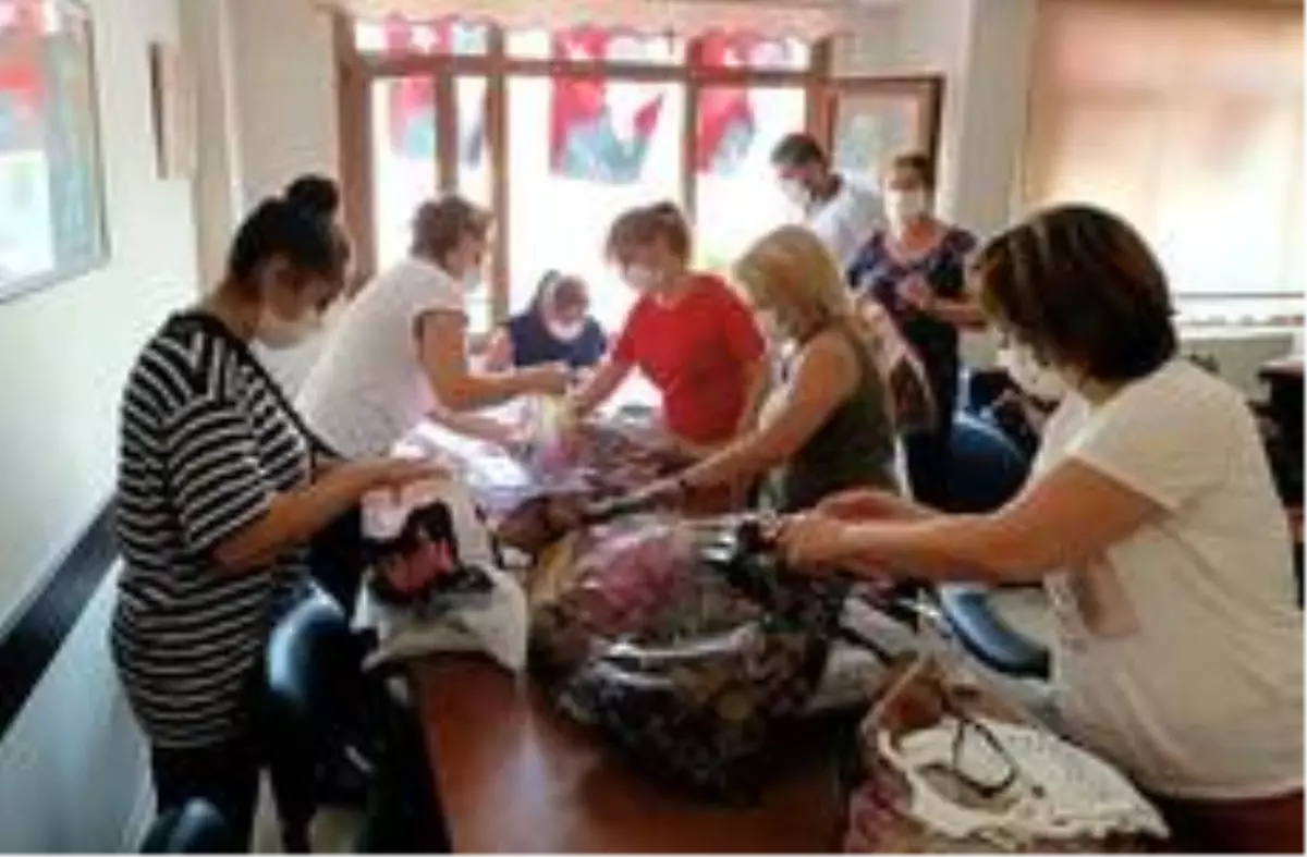 Bayramlık alıp 376 çocuğun yüzünü güldürdüler