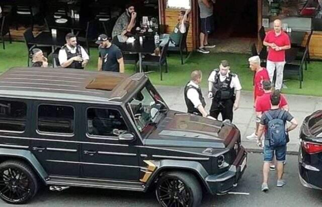 Bıçaklı saldırıda Mesut Özil'in hayatını kurtaran Sead Kolasinac'ın eşi, İngiltere'ye tabanca sokarken gözaltına alındı