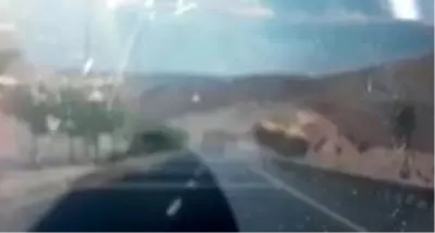 Biçerdöverin devrildiği kaza anı kamerada