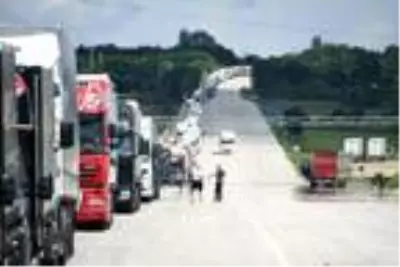 Bulgaristan sınırında TIR'lar 5 kilometrelik kuyruk oluşturdu