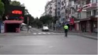 Caddeler, görevli personel ve sokak hayvanlarına kaldı