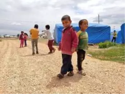 Çadır çocuklarının hüzünlü de olsa bayram neşesi Çadır çocuklarının hüzünlü de olsa bayram neşesi