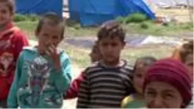 Çadır çocuklarının hüzünlü de olsa bayram neşesi Çadır çocuklarının hüzünlü de olsa bayram neşesi