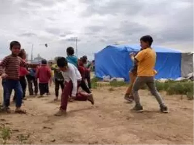 Çadır çocuklarının hüzünlü de olsa bayram neşesi Çadır çocuklarının hüzünlü de olsa bayram neşesi