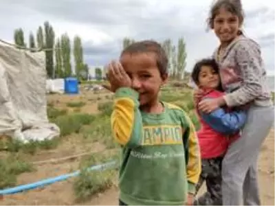 Çadır çocuklarının hüzünlü de olsa bayram neşesi Çadır çocuklarının hüzünlü de olsa bayram neşesi