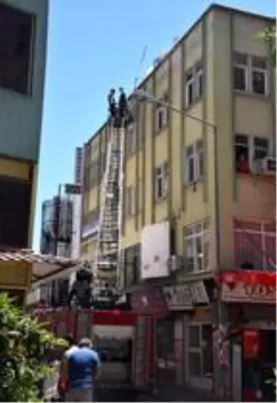 Çatı katındaki evinde düşüp mahsur kaldı Çatı katındaki evinde düşüp mahsur kaldı