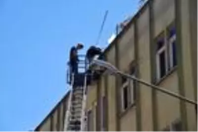 Çatı katındaki evinde düşüp mahsur kaldı Çatı katındaki evinde düşüp mahsur kaldı