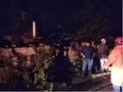 Çavdarhisar'daki yangında tek katlı ev ve ticari araç kül oldu Çavdarhisar'daki yangında tek katlı ev ve ticari araç kül oldu