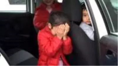 Çocukların ağlaması anne babayı ele verdi! Yasağa rağmen market gezisi cezayla bitti Çocukların ağlaması anne babayı ele verdi! Yasağa rağmen market gezisi cezayla bitti