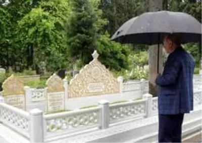 Cumhurbaşkanı Erdoğan aile kabristanını ziyaret etti Cumhurbaşkanı Erdoğan aile kabristanını ziyaret etti