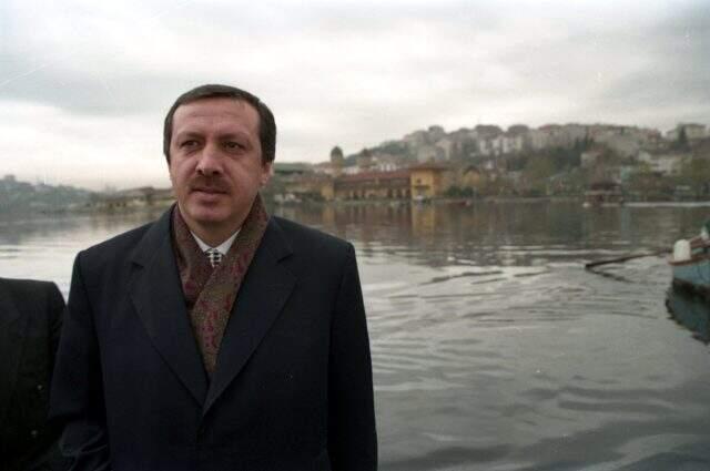 Cumhurbaşkanı Erdoğan'dan 26 yıl önceki fotoğrafla Haliç paylaşımı Cumhurbaşkanı Erdoğan'dan 26 yıl önceki fotoğrafla Haliç paylaşımı
