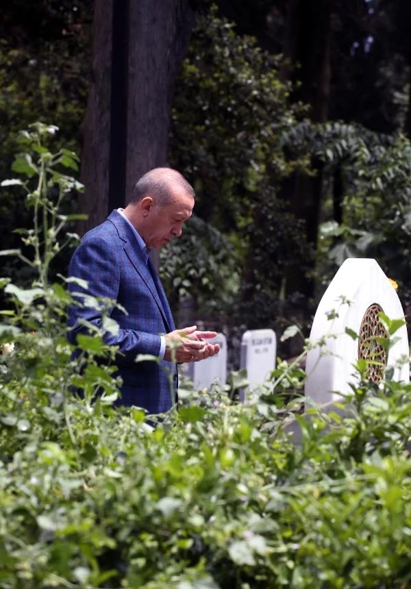 Kabir ziyareti yapan Erdoğan, anne ve babası dışında yakın arkadaşını da unutmadı