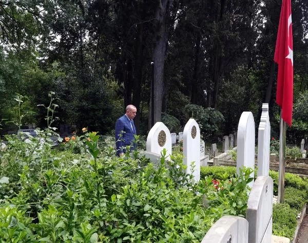 Kabir ziyareti yapan Erdoğan, anne ve babası dışında yakın arkadaşını da unutmadı