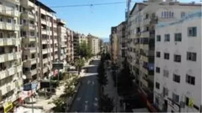 Denizli'de 4 gün sürecek sokağa çıkma kısıtlamasında kent bomboş kaldı Denizli'de 4 gün sürecek sokağa çıkma kısıtlamasında kent bomboş kaldı