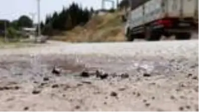 Vatandaşlar şaşkın! Kara yolundan çıkan termal su, asfaltı deldi Vatandaşlar şaşkın! Kara yolundan çıkan termal su, asfaltı deldi