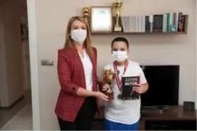 Dereceye giren sporculara ödülleri verildi Dereceye giren sporculara ödülleri verildi